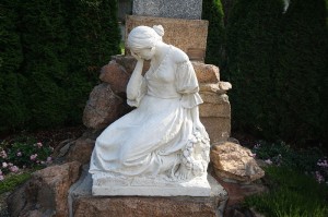 800px-Statue_of_crying_woman_by_World_War_victim_memorila_in_Častotice,_Třebíč_District