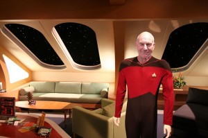 800px-Enterprise-D_crew_quarters_with_captain_Jean-Luc_Picard