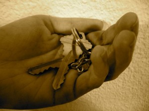 http://www.publicdomainpictures.net/view-image.php?image=31269&picture=holding-the-keys
