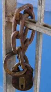 rusty-padlock-and-chain