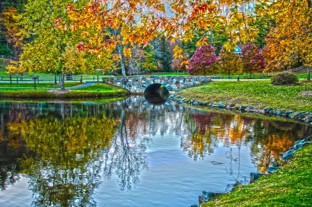 http://www.publicdomainpictures.net/view-image.php?image=54519&picture=autumn-lake-reflections