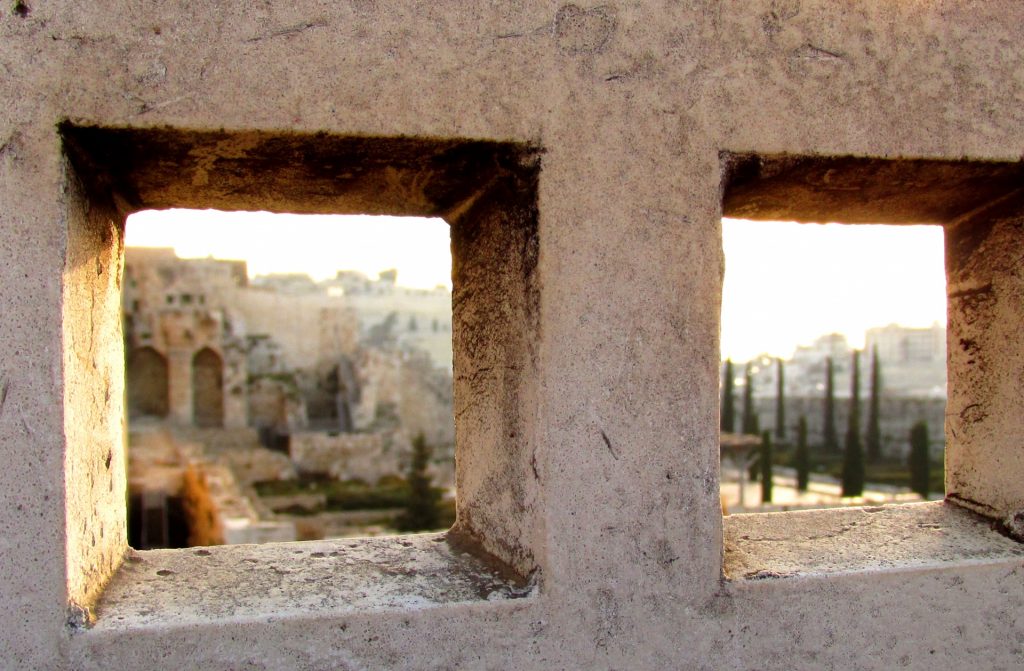 https://publicdomainpictures.net/en/view-image.php?image=158101&picture=jerusalem-old-city-sunrise
